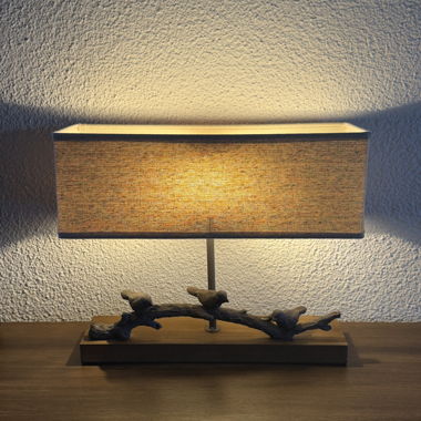 Lampada da tavolo con base in legno