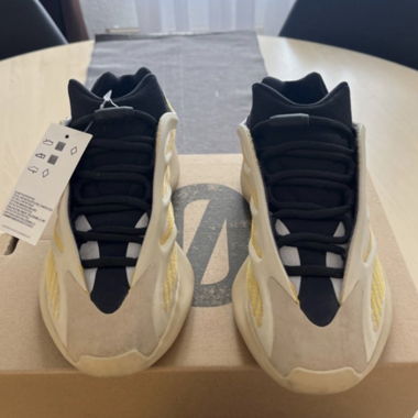 Sneaker Adidas Yeezy 700 V3