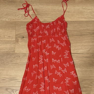 Rotes Sommerkleid mit Schmetterlingsmuster
