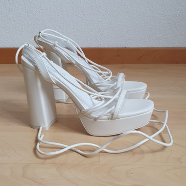 Sandales à plateforme à talons hauts blanches