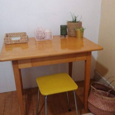 Kleiner Schreibtisch aus Holz mit Schublade