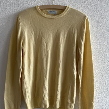 Gelber Pullover