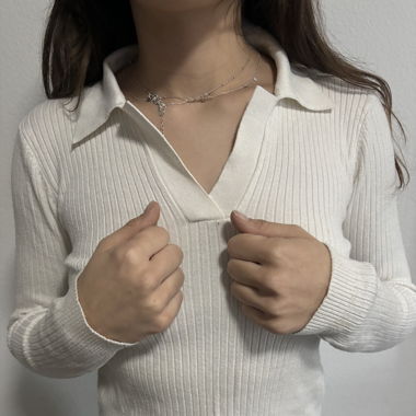 weisdes shirt mit Polokragen