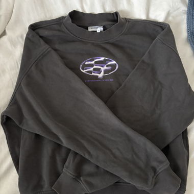 Maglione Weekday grigio con stampa viola