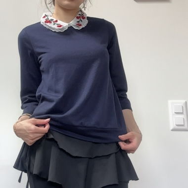 Top blu navy con colletto ricamato a fiori