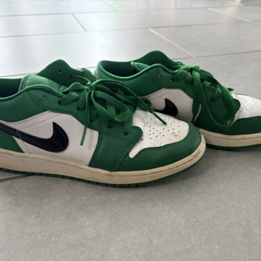 Grüne und weisse Nike-Sneaker - Air Jordan
