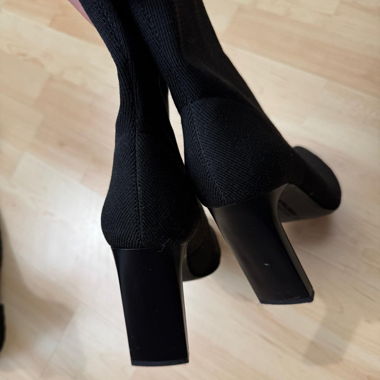 Schwarze Strick-Stiefeletten
