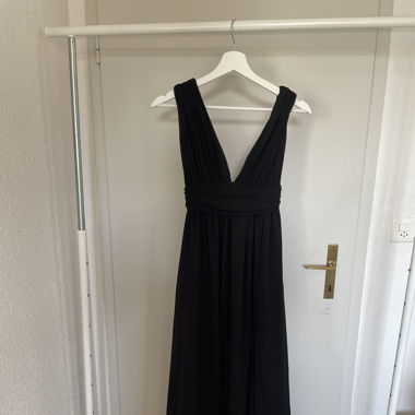Lulus schwarzes Maxikleid mit tiefem V-Ausschnitt