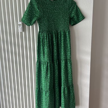 Abito midi floreale verde con elastico arricciato