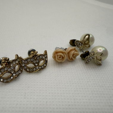 Différentes boucles d'oreilles romantiques