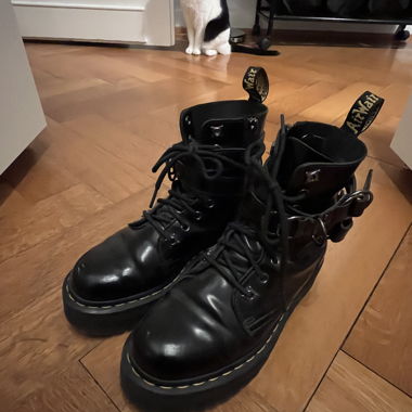 Stivali neri Dr. Martens con suola spessa