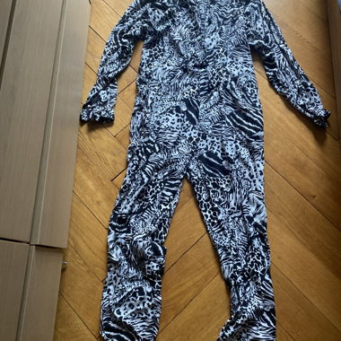 Schwarz-Weiss bedruckter Overall