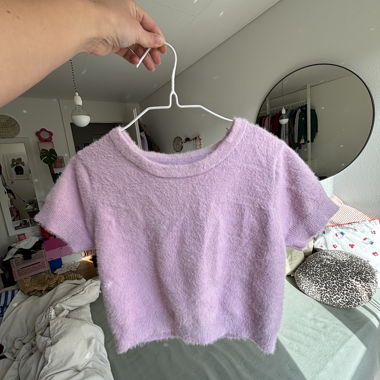 Pull court duveteux violet