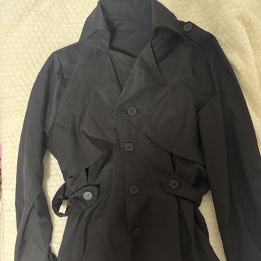 Schwarzer Trenchcoat