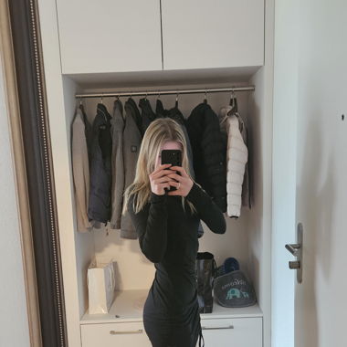 Langes schwarzes Kleid