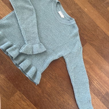 Maglione in maglia turchese con volant