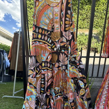 Langes Kleid mit mehrfarbigem Muster