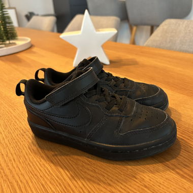 Nike Sneaker Gr. 28 Schwarz