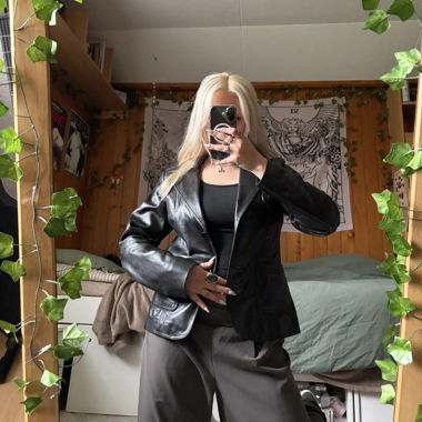 Vintage Black Leather Blazer (tailored/fitted)