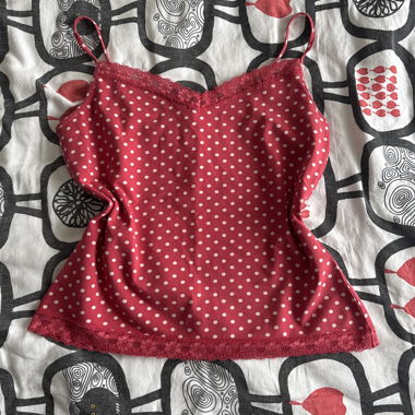 Top rosa a pois con pizzo