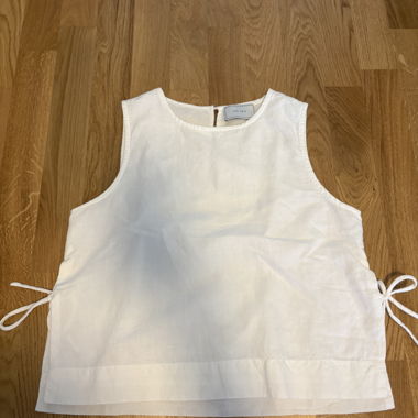 White sleeveless tie top