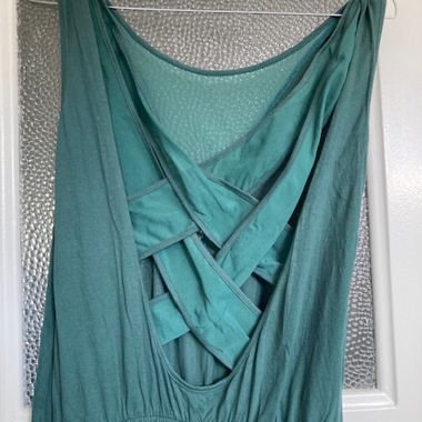 Robe maxi verte avec détail dans le dos