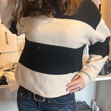 Maglione in maglia a righe e jeans grigi