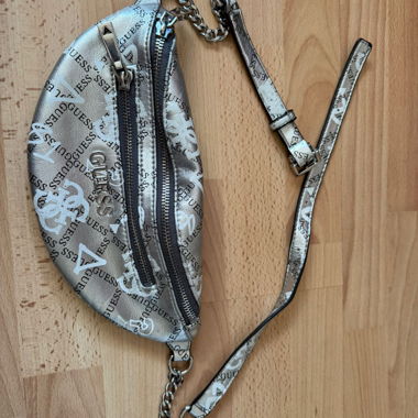 Guess Gurteltasche silber