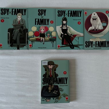 Manga Spy x Family volumes 1-4, 8