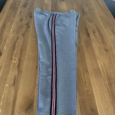 Pantalone grigio a quadri con fascia tricolore 