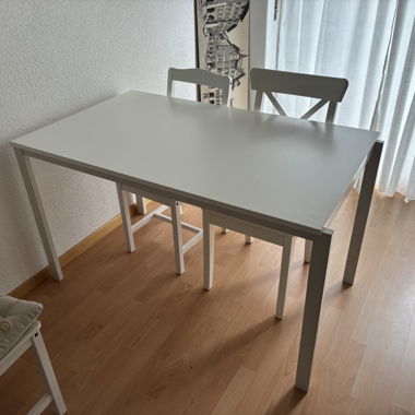 Weisser Esstisch