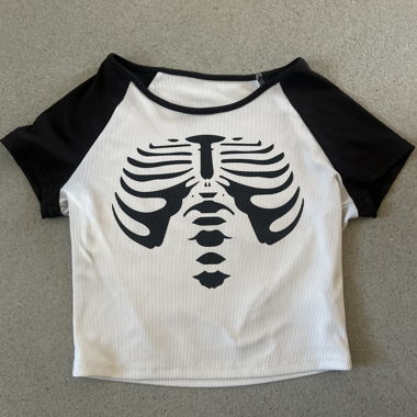 crop top corto con stampa scheletro bianco e nero