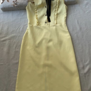 Robe jaune à volants