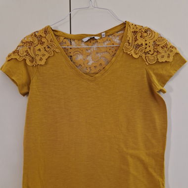 Gelbes T-Shirt mit Spitzenverzierung