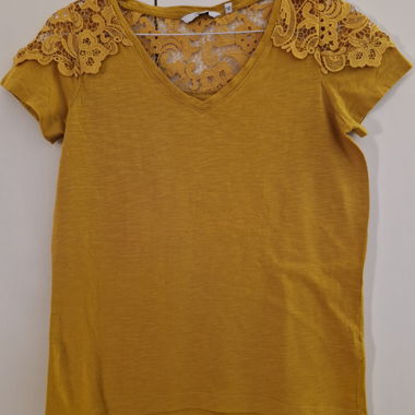 Gelbes T-Shirt mit Spitzenverzierung