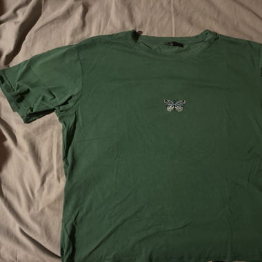 Grünes Shirt mit Schmetterling 