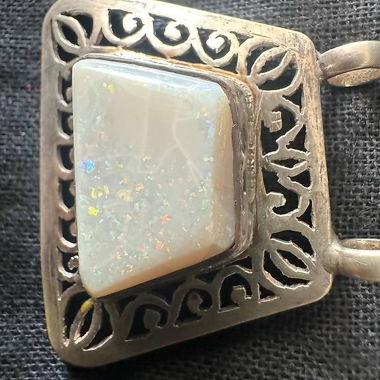 Opale bianco incastonato in argento 925