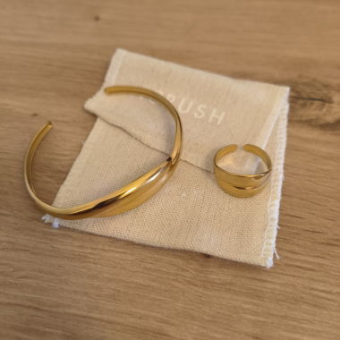 Goldfarbener Armreif und Ring von ICrush