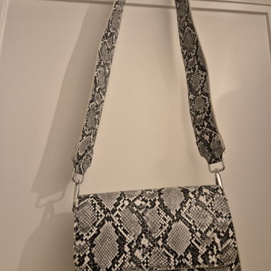 Sac bandoulière effet serpent