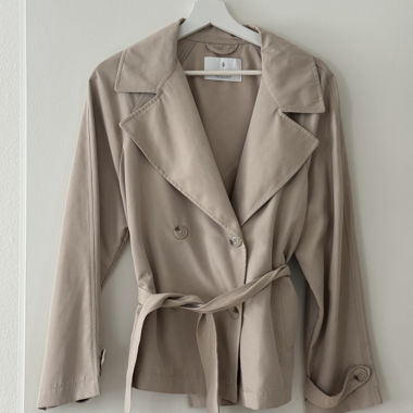 Beiger, dünner Trenchcoat