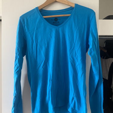 Blaues Langarmshirt V-Ausschnitt