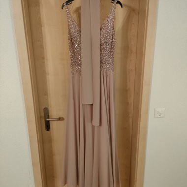 Langes Abendkleid mit Paillettenoberteil