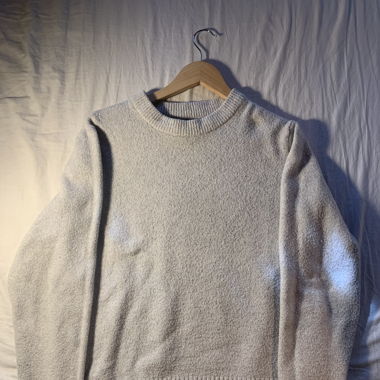 Grauer Strickpullover 