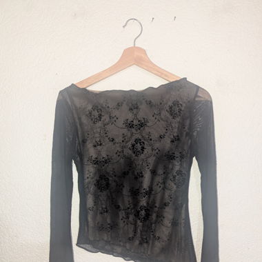 Spitzen-Longsleeve mit schulterfreiem Schnitt
