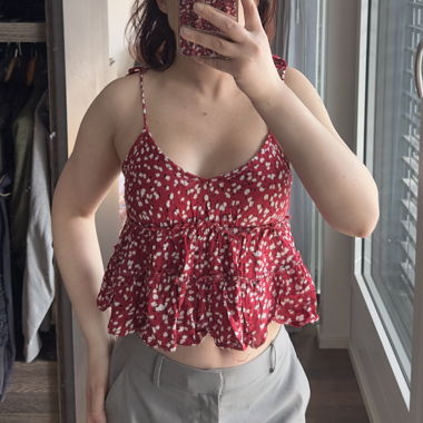 Top fluido rosso con spalline