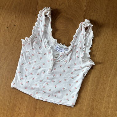 Crop Top mit Rosen und Knopf Detail