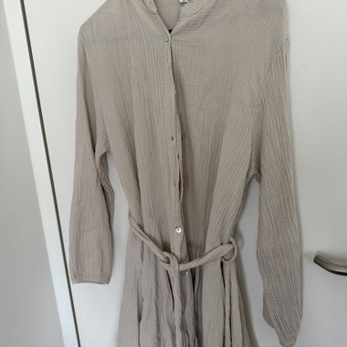 Robe en mousseline avec ceinture à nouer