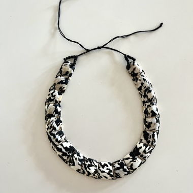 Collana di perle in conchiglia fatta a mano