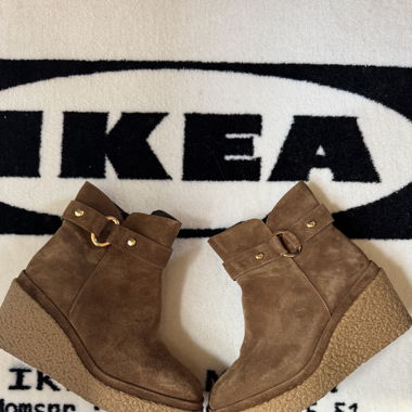 Trendige Wildleder Stiefeletten mit Keilabsatz