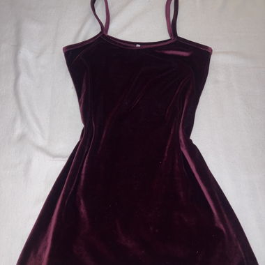 Bordeauxrote Samtkleid